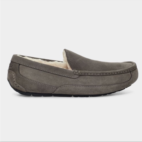 Men’s Sz. 9 UGG Ascot Slippers in good/fair condition - Picture 3 of 8